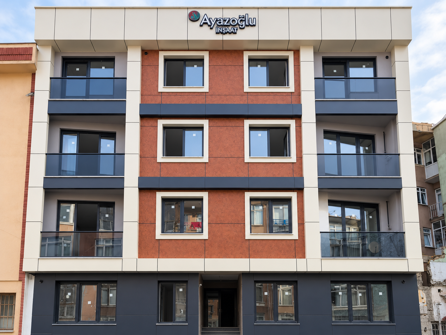 Üsküdar projesi, Ayazoğlu İnşaat tabelalı bina cephesi
